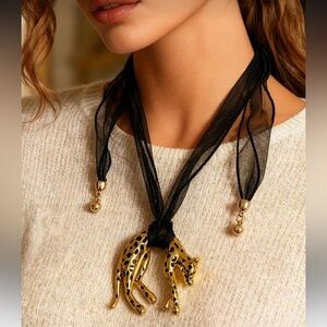 Elegant Leopard Pendant Necklace R66